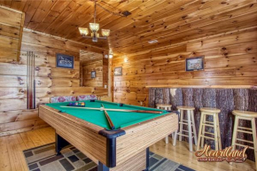 3 Bedroom 3 bath Cabin sets between Pigeon Forge and Gatlinburg Hot tub and pool table!